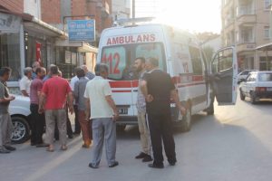 Kız kardeşine sarkıntılık yaptığını iddia ettiği şahsı bı&ccedil;akla yaraladı