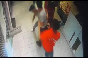 Bisikleti d&uuml;ş&uuml;ren Suriyeli gencin darp edildiği o anlar kamerada