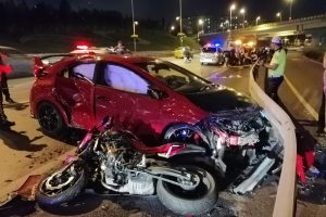 Otomobil iki motosiklete &ccedil;arptı:1 &ouml;l&uuml; 2 yaralı