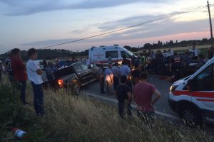 &Ccedil;anakkale'de iki ticari ara&ccedil; &ccedil;arpıştı: 1 &ouml;l&uuml;, 7 yaralı