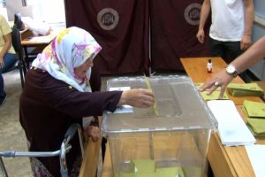 71 yaşındaki kadın oy kullanmaya y&uuml;r&uuml;te&ccedil; ile geldi