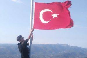 Bursa İznik'te liseli gen&ccedil;lerden takdir toplayan davranış
