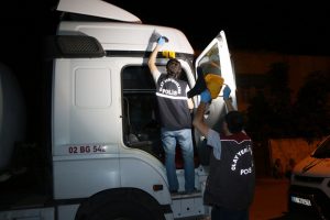 Park halindeki TIR'ı kurşunladılar