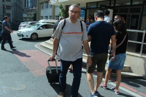 Oy kullanmaya bavullarıyla geldiler