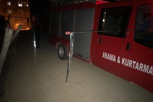 Evin bah&ccedil;esine giren 3 metrelik yılan korkuttu