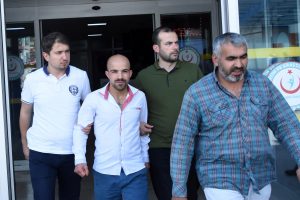 Eşini ka&ccedil;ırdığını &ouml;ne s&uuml;rd&uuml;ğ&uuml; adamı vurdu