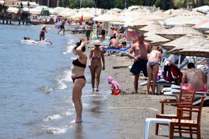 Marmaris'te sıcaktan bunalanlar plaj ve su parklarına akın etti
