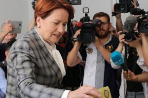 Meral Akşener oyunu &Uuml;sk&uuml;dar'da kullandı