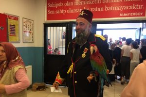 Papağanıyla oy vermeye gelen vatandaş ilgi odağı oldu