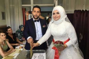 Nikahtan &ouml;nce sandığa gittiler