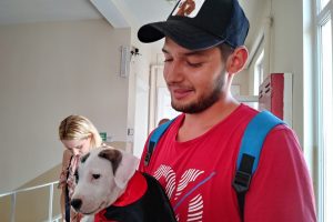 Sarıyer'de bir se&ccedil;men yavru k&ouml;peği ile oy kullandı