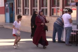 Son dakikada oy kullanmak i&ccedil;in koşarak geldiler