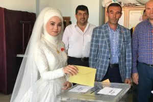 D&uuml;ğ&uuml;nlerini bırakıp oy kullanmaya gittiler