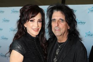 Alice Cooper '&ouml;l&uuml;m anlaşmasını' a&ccedil;ıkladı