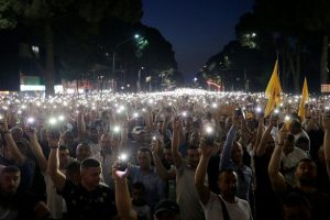 Arnavutluk'ta binlerce muhalif h&uuml;k&uuml;meti protesto etti