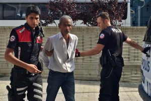 Uzaklaştırma kararı olan koca, eşini minib&uuml;ste bı&ccedil;akladı