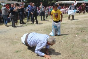 Bursa'da köylü dedeler torunlarıyla düşe kalka çuval yarışı yaptı