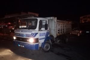 &Ccedil;&ouml;p kamyonunda korkutan yangın!