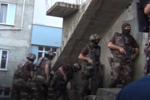 Şafak vakti DEAŞ operasyonu: 7 g&ouml;zaltı