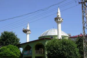 Minareler 6 yıldır leyleklere yuva oluyor