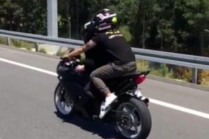 Seyir halindeyken kız arkadaşının &uuml;st&uuml;nden atladı!
