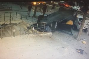 Takla atan ara&ccedil; kaldırıma d&uuml;şt&uuml;