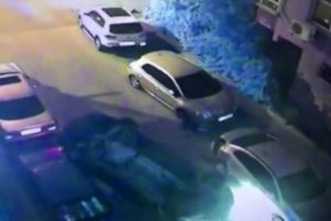 Yol verdiği s&uuml;r&uuml;c&uuml;yle tartıştı, ara&ccedil;lara &ccedil;arparak takla attı