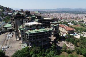 Bursa'da yarım kalan inşaatlar, toplumsal g&uuml;venliği tehdit ediyor