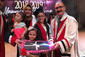 &Ouml;len adamın diplomasını &ccedil;ocukları aldı