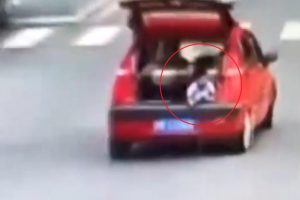 &Ccedil;ocuk kapısını a&ccedil;tığı otomobil bagajında yolculuk yaptı