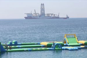 Antalya K&ouml;rfezi'ne demirleyen sondaj gemisi Yavuz ilgi odağı oldu
