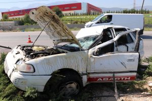 Kontrolden &ccedil;ıkan otomobil aydınlatma direğine &ccedil;arptı