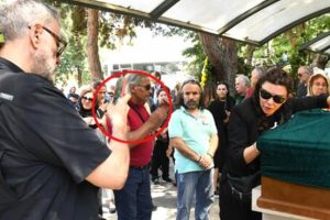 Usta sanat&ccedil;ının cenazesinde tepki &ccedil;eken olay