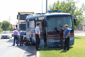 Cezaevi nakil aracı kaza yaptı