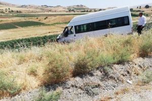 Minib&uuml;s ile otomobil &ccedil;arpıştı: 1'i ağır 10 yaralı
