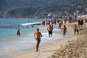 Alanya'da aşırı sıcaktan bunalan tatilciler sahile akın etti