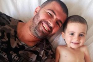 Omuriliğinde t&uuml;m&ouml;r olan minik Ayaz'ın babası yardım istedi