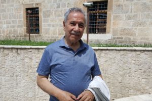 B&uuml;lent Arın&ccedil;: Demokraside se&ccedil;imle gelinir, se&ccedil;imle gidilir
