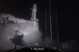 D&uuml;nyanın en g&uuml;&ccedil;l&uuml; ticari roketi Falcon Heavy &uuml;&ccedil;&uuml;nc&uuml; kez fırlatıldı