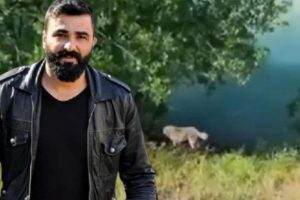 Yanından ayırmadığı k&ouml;peği g&uuml;nlerce nehir kıyısında beklemiş