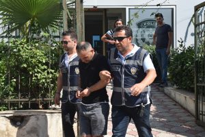Yardım bahanesiyle iki turisti 60 bin lira dolandırdı