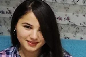 Yatağında &ouml;l&uuml; bulunan liseli Esma, toprağa verildi