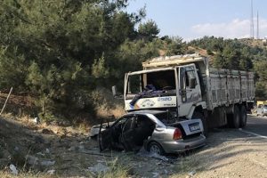 Kamyon otomobili bi&ccedil;ti! 1 &ouml;l&uuml;