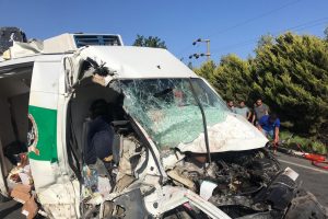 &Ouml;nce trafik levhasına ardından &ccedil;&ouml;p konteynerine &ccedil;arptı!