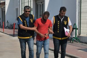 Kaldırımda oturan kadının cep telefonunu &ccedil;aldı