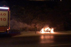 Motosikletini ateşe verdi, oturarak bir de yanışını seyretti