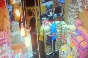 Sadaka kutusu hırsızları kamerada