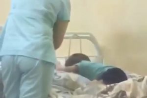 Hemşire tedavi g&ouml;ren &ccedil;ocuğu yatağa bağladı