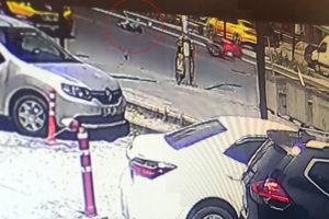 Motosikletiyle &ccedil;arptığı kadını yaralı halde bırakıp ka&ccedil;tı