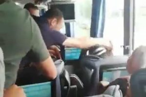 Arabada kablo ile boğmaya &ccedil;alışmış!